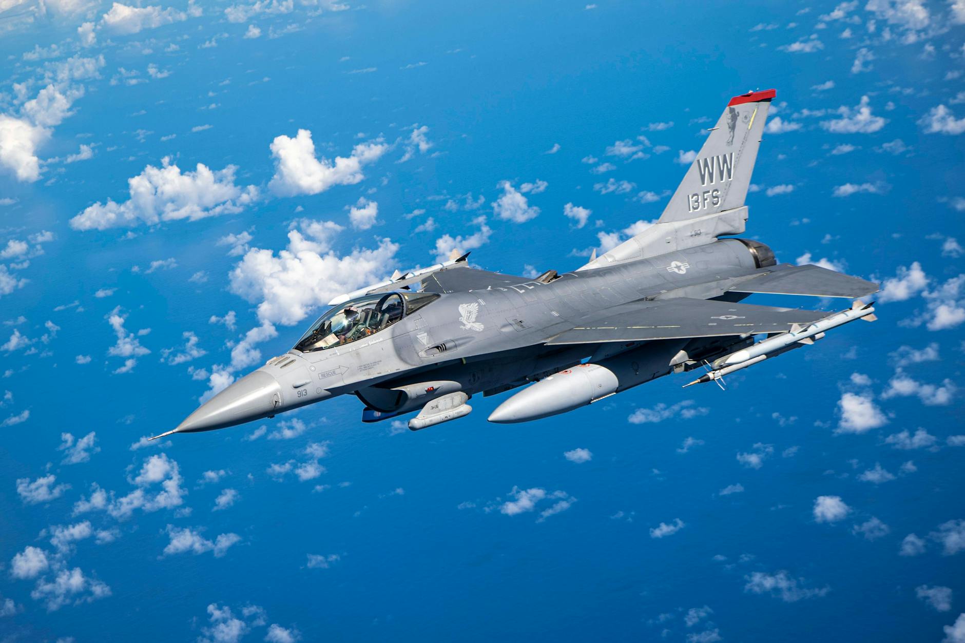 Ein amerikanischer Kampfjet des Modells F-16 Fighting Falcon