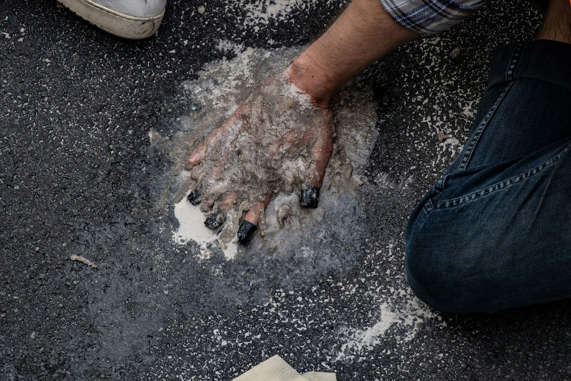 Ein Aktivist der Gruppe Letzte Generation hat seine Hand auf der Autobahn A100 in der Nähe der Ausfahrt Kurfürstendamm auf die Fahrbahn geklebt.