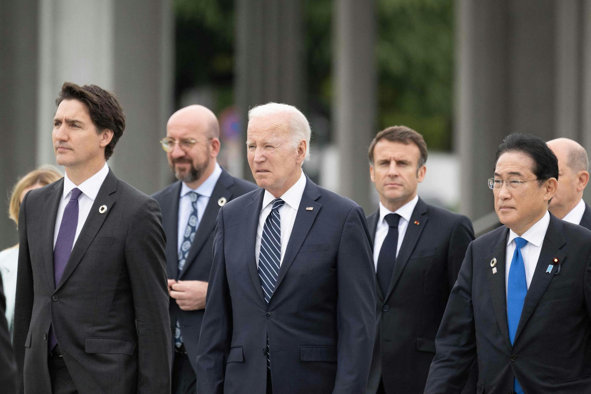 Justin Trudeau, Charles Michel, Joe Biden, Emmanuel Macron und Fumio Kishida in Hiroshima am 19. Mai 2023. Ganz rechts sieht man auch Olaf Scholz.