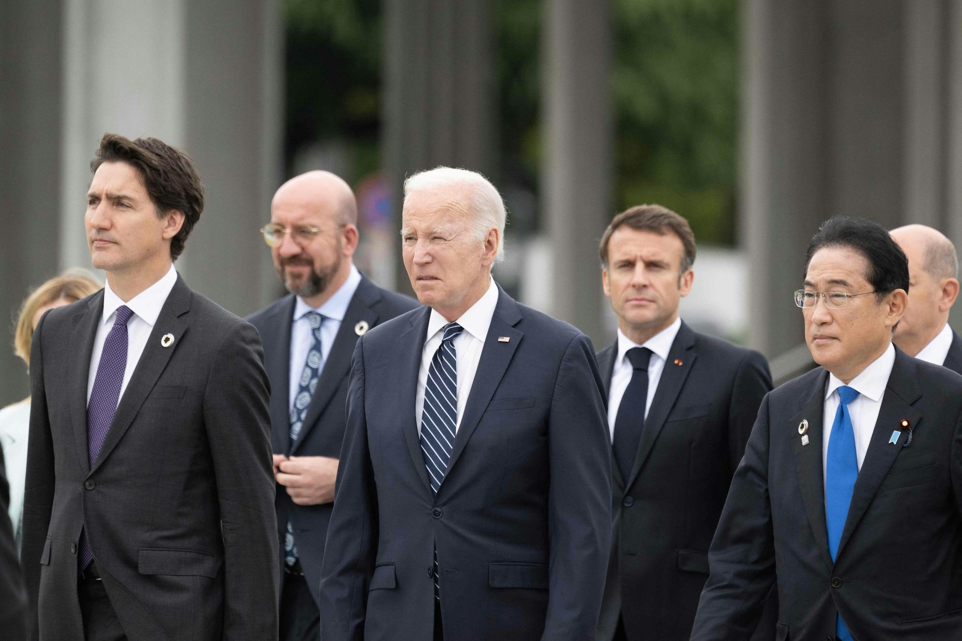 Justin Trudeau, Charles Michel, Joe Biden, Emmanuel Macron und Fumio Kishida in Hiroshima am 19. Mai 2023. Ganz rechts sieht man auch Olaf Scholz.