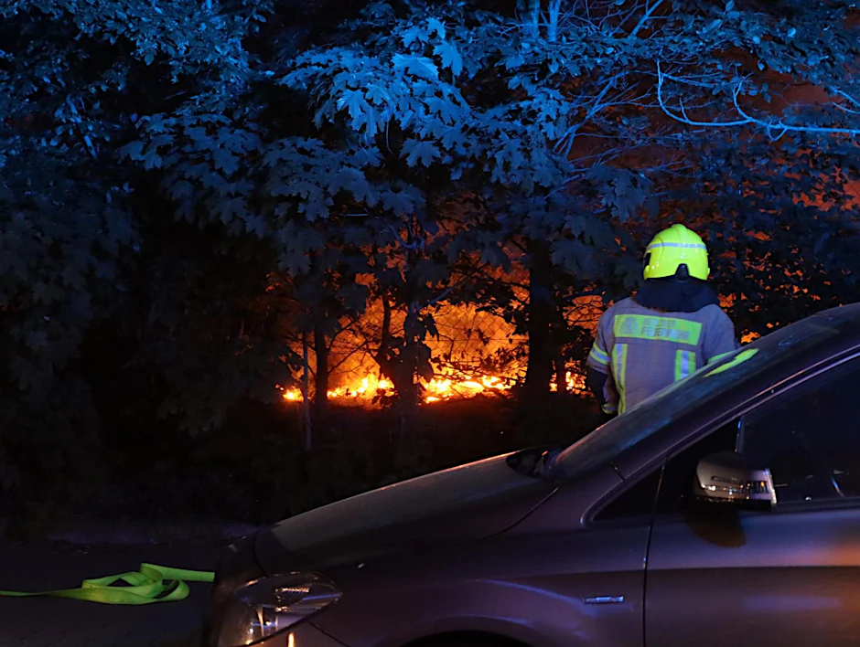 Auch das gab es: In der Nacht zum Mittwoch zündelte sich ein Brandstifter durch Adlershof. Erst brannte am Adlergestell ein Zustellwagen für Zeitungen. Während die Feuerwehr löschte, brannte eine bewachsene Freifläche und am Glienicker Weg die Zufahrt zu einer Firma.