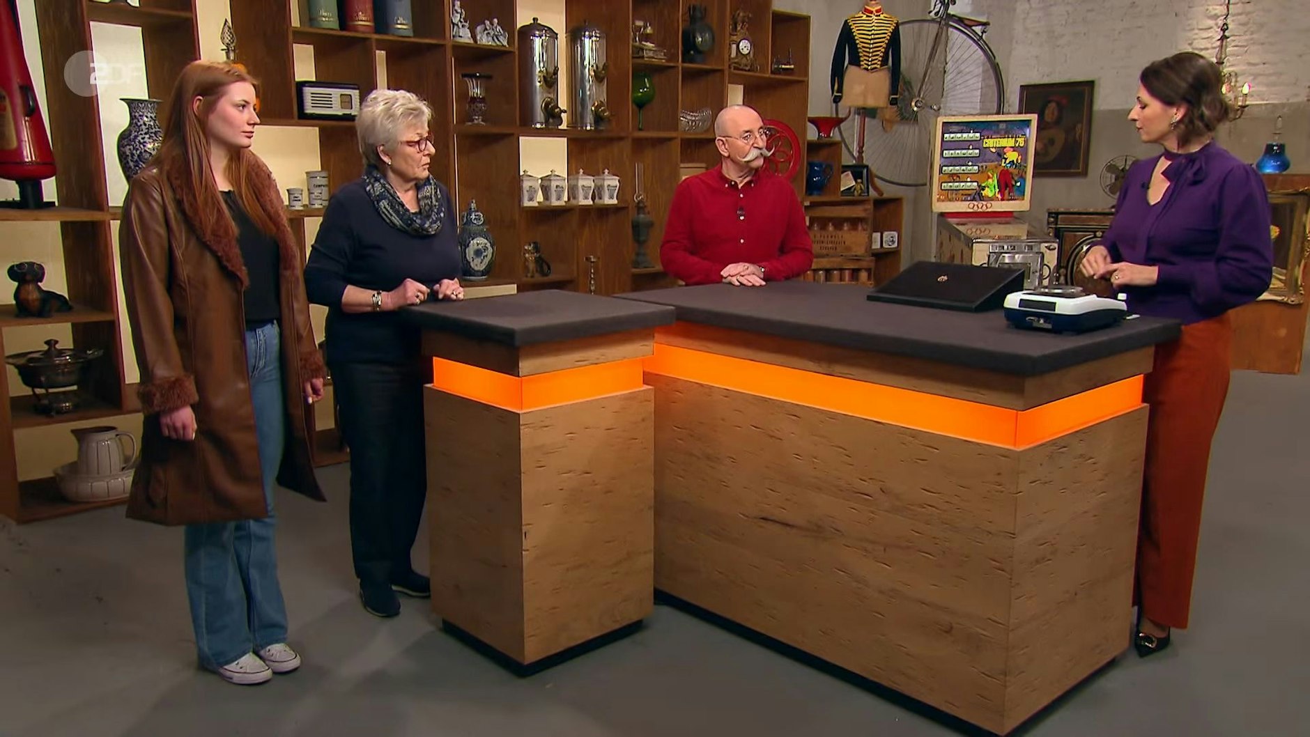 Die Kandidatinnen Dagmar und Lisa Grütter, Moderator Horst Lichter und Expertin Wendela Horz bei der Expertise bei „Bares für Rares“.