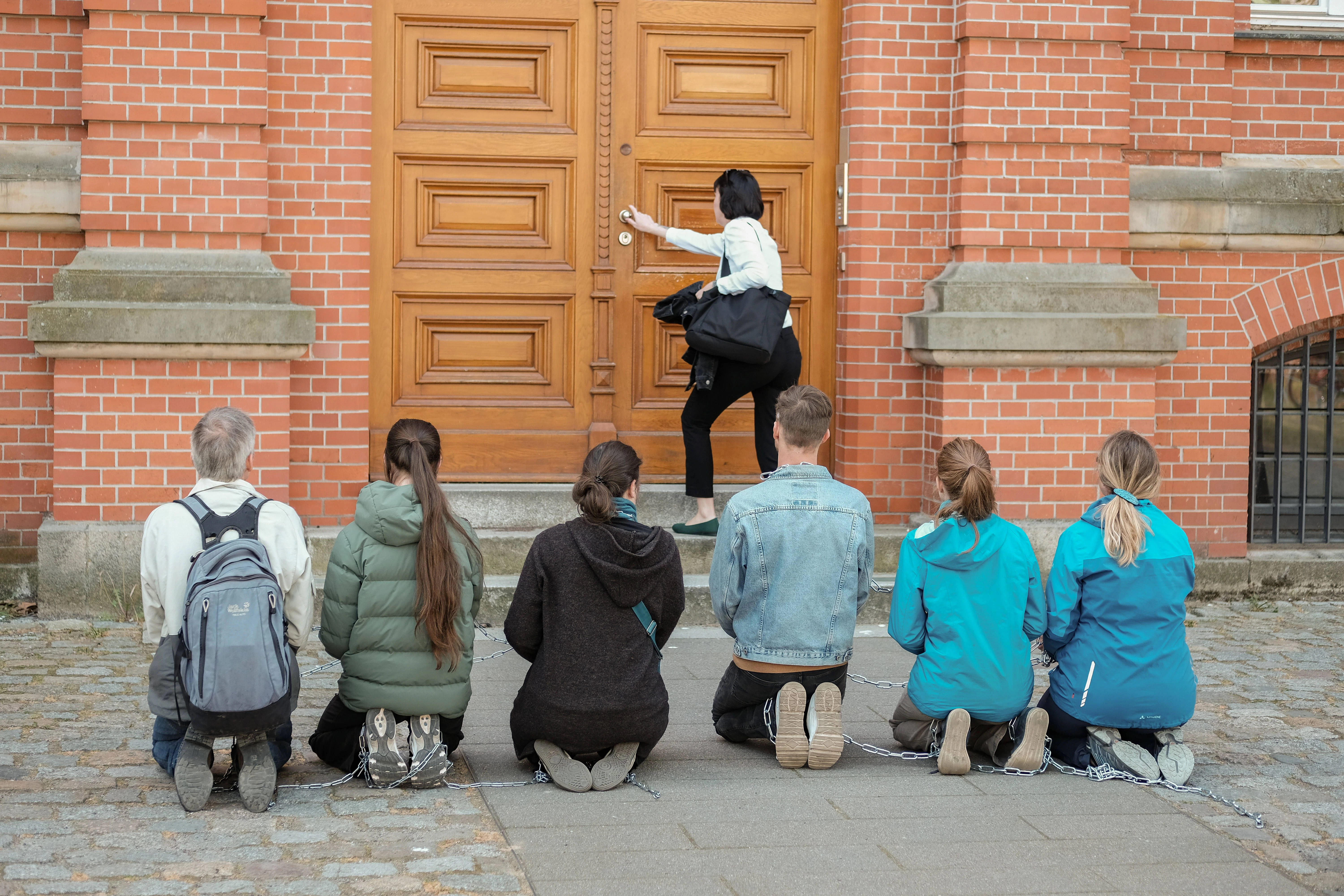 Die sechs Klimaaktivisten protestieren vor dem Landgericht Neuruppin.