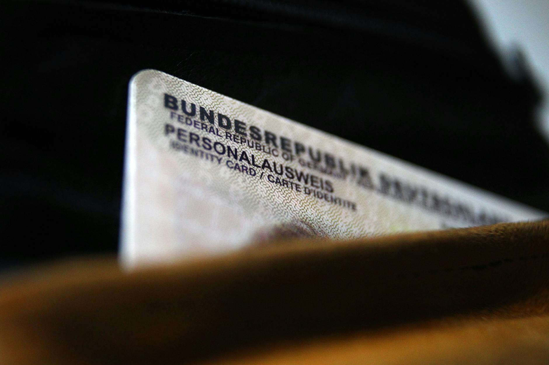 Ein deutscher Personalausweis ragt am 26.09.2014 in Kaufbeuren (Bayern) aus einer Geldbörse. 