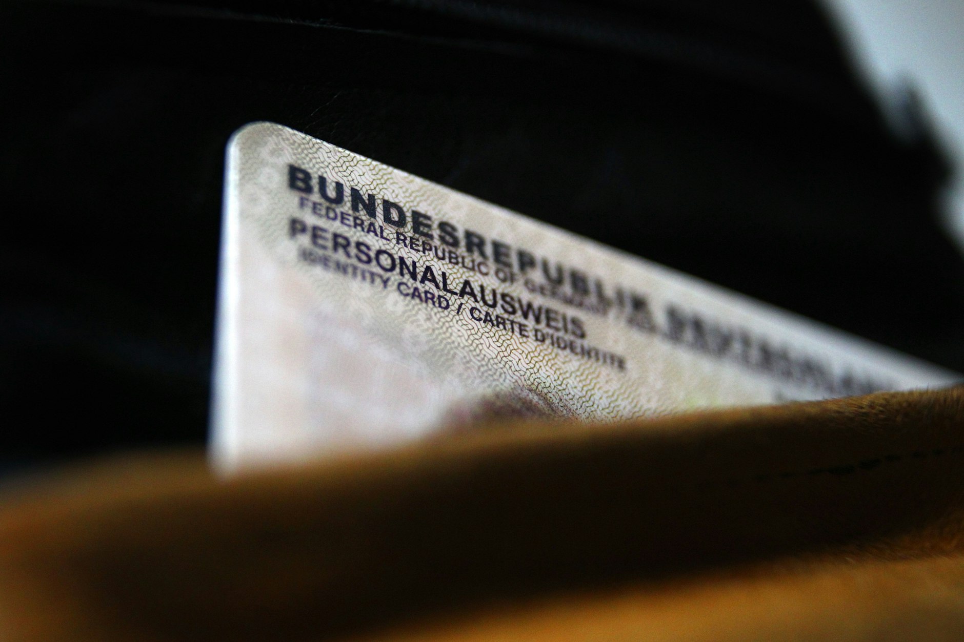 Ein deutscher Personalausweis ragt am 26.09.2014 in Kaufbeuren (Bayern) aus einer Geldbörse.&nbsp;