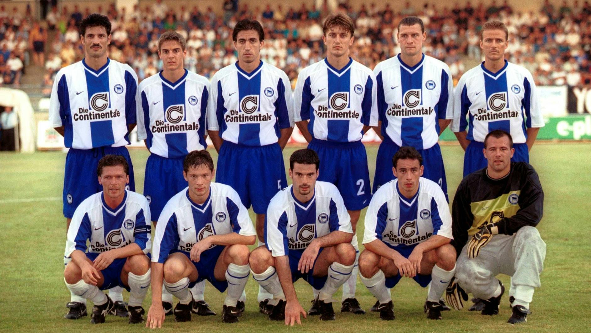 Das war noch eine echte Hertha-Mannschaft. 1999 stürmten die Blau-Weißen in die Champions League. Auf dem Team-Foto unten links: Dariusz Wosz und Pal Dardai.
