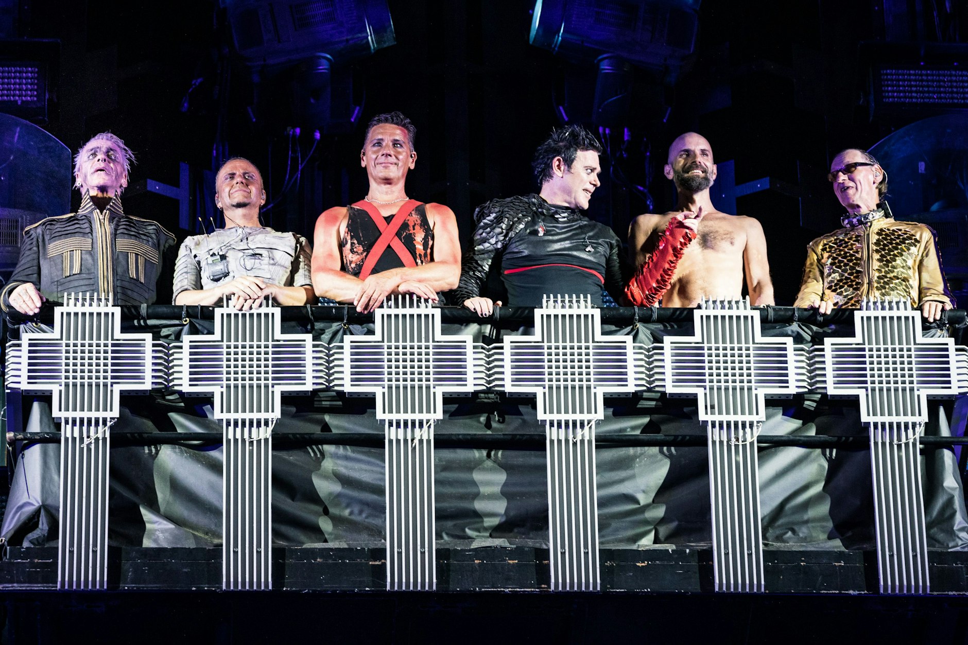 Die Rocker von Rammstein bei der Verabschiedung nach einem ihrer Konzerte.