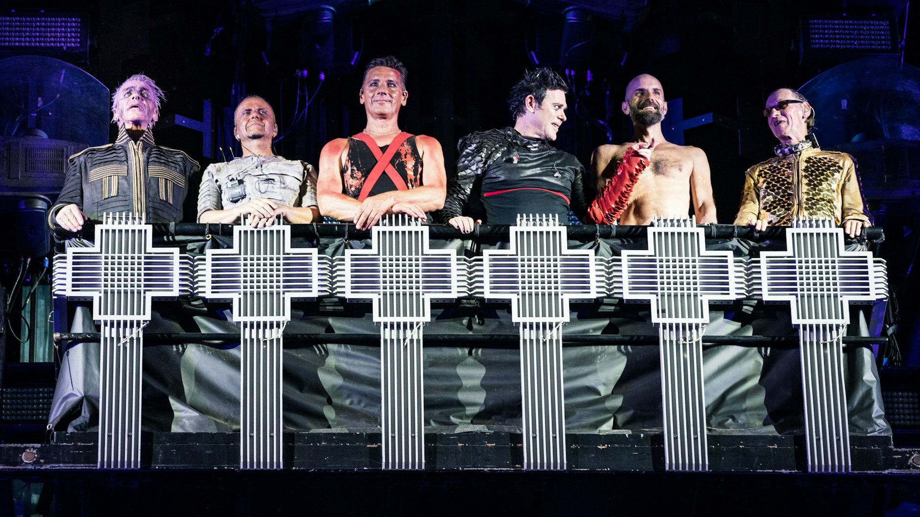 Die Rocker von Rammstein bei der Verabschiedung nach einem ihrer Konzerte.