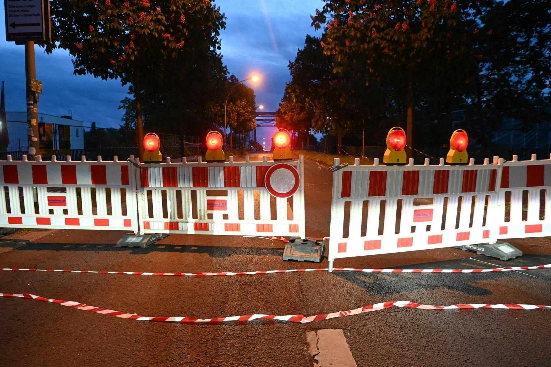 Hier geht es nicht weiter: Die Modersohnbrücke in Berlin-Friedrichshain ist nach einer mutmaßlichen Brandstiftung gesperrt.