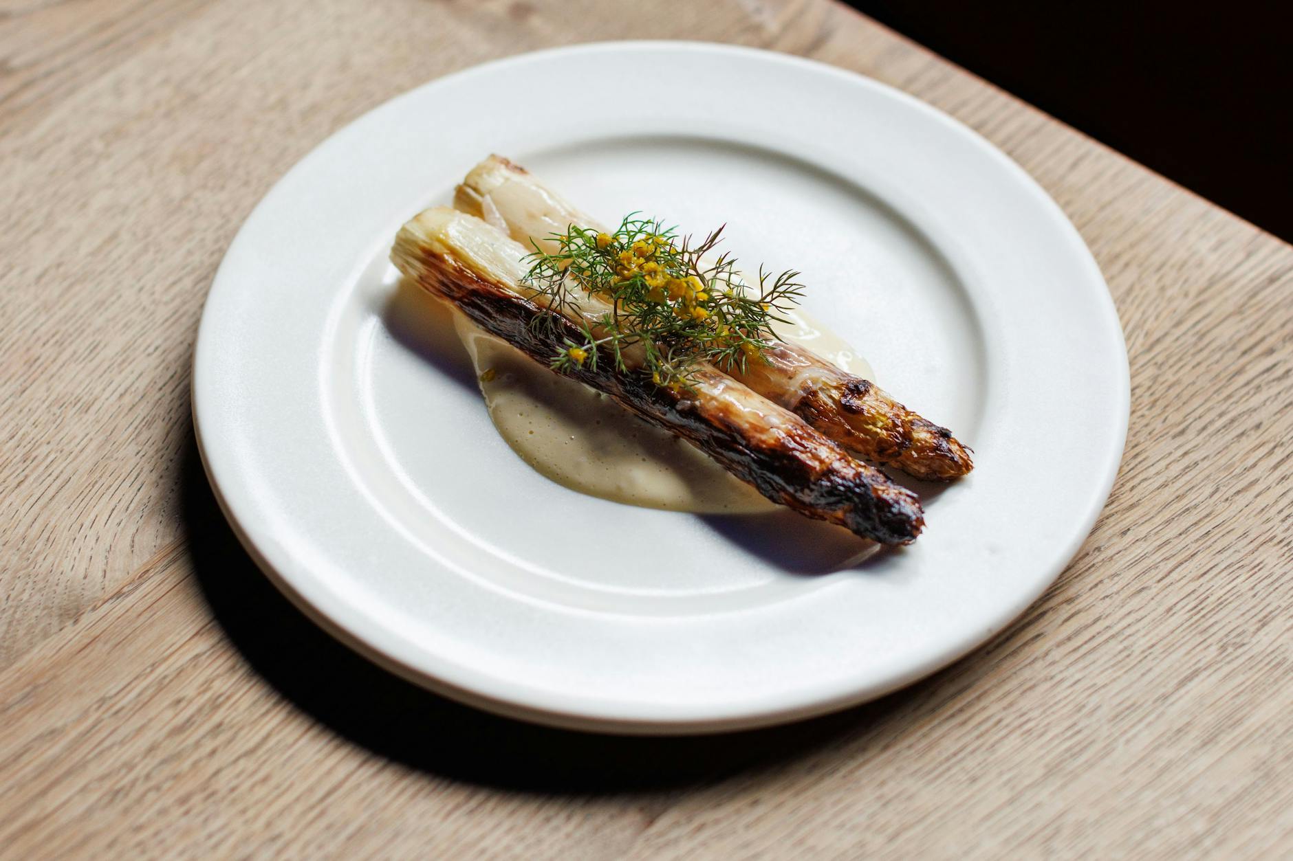 Gegrillter Spargel mit gebrannter Zitronen-Hollandaise