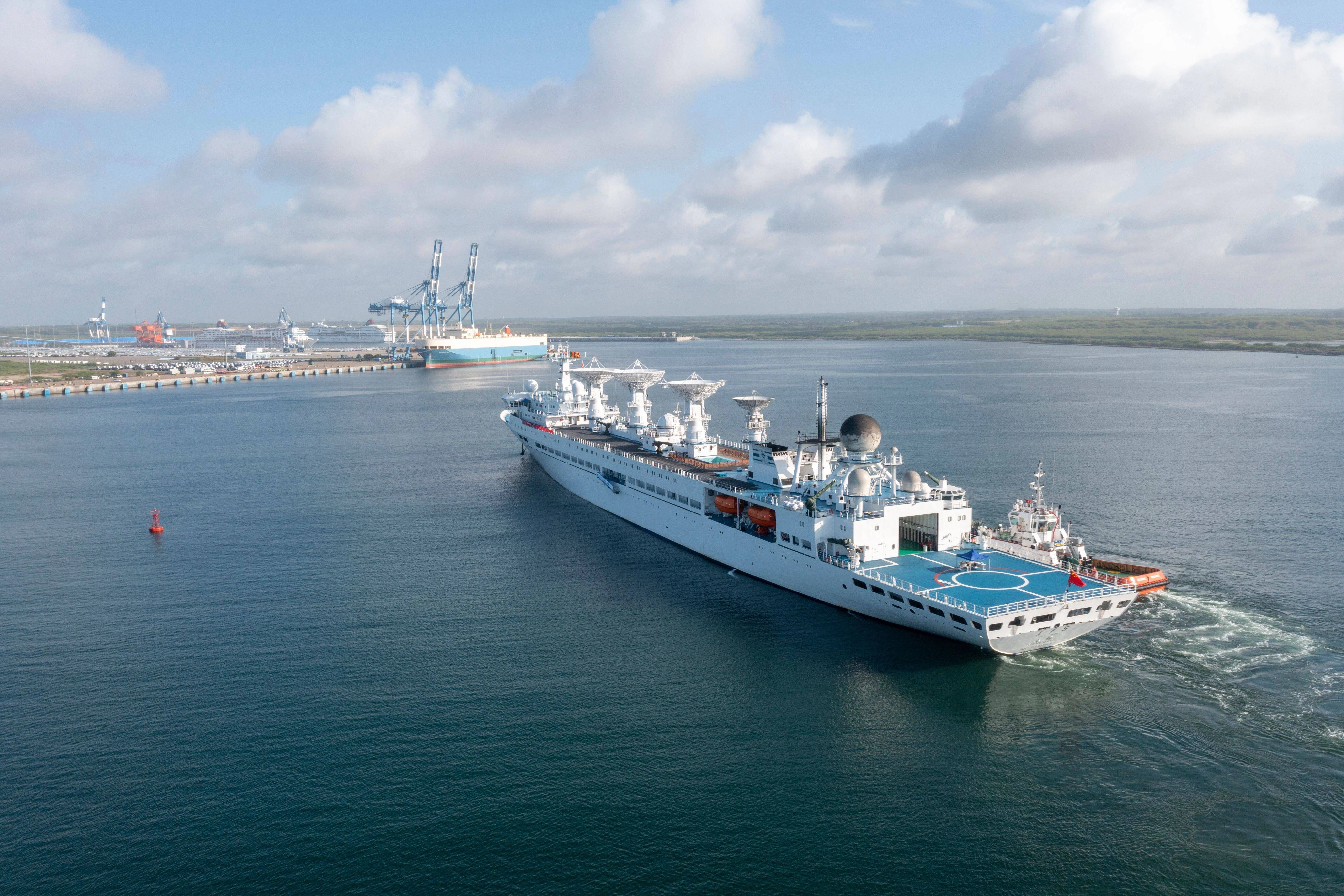 Das chinesische Schiff zur Unterstützung von Satelliten- und Interkontinentalraketen „Yuan Wang 5“ am Hafen von Hambantota. Der Hafen im Süden&nbsp;Sri Lankas ist mittlerweile auch in chinesischer Hand.