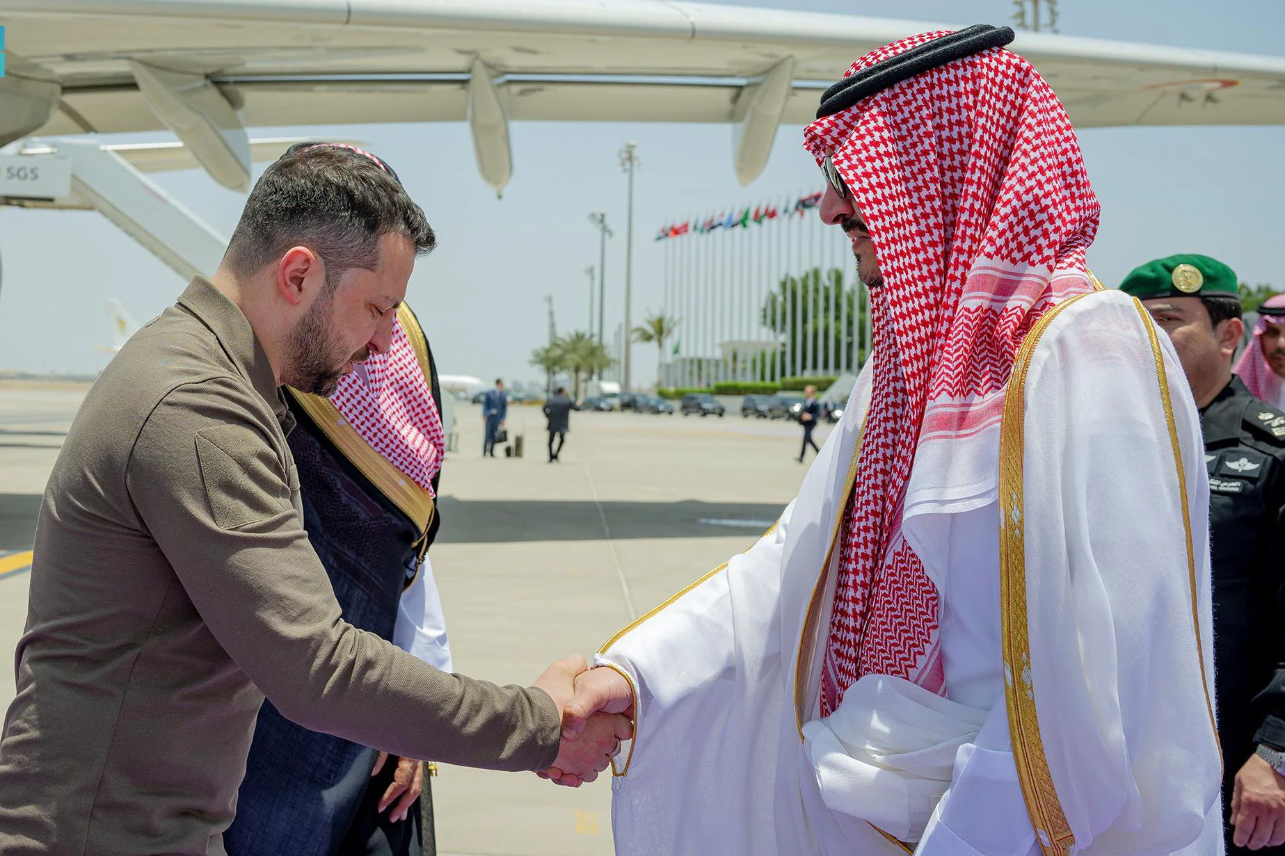 Wolodymyr Selenskyj, Präsident der Ukraine,  wird vom stellvertretenden Gouverneur der Provinz Mekka, Prinz Badr bin Sultan bin Abdulaziz Al Saud, bei seiner Ankunft in Dschidda zur Teilnahme am 32. Gipfel der Arabischen Liga empfangen.
