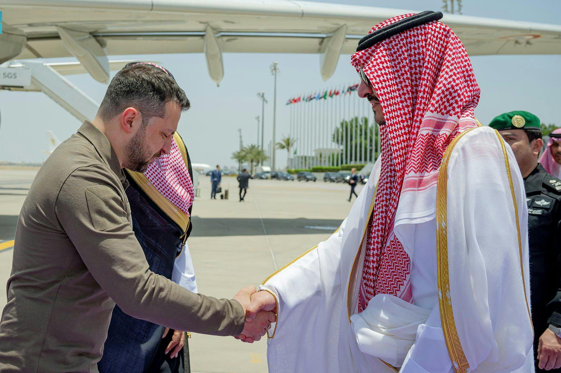 Wolodymyr Selenskyj, Präsident der Ukraine, wird vom stellvertretenden Gouverneur der Provinz Mekka, Prinz Badr bin Sultan bin Abdulaziz Al Saud, bei seiner Ankunft in Dschidda zur Teilnahme am 32. Gipfel der Arabischen Liga empfangen.