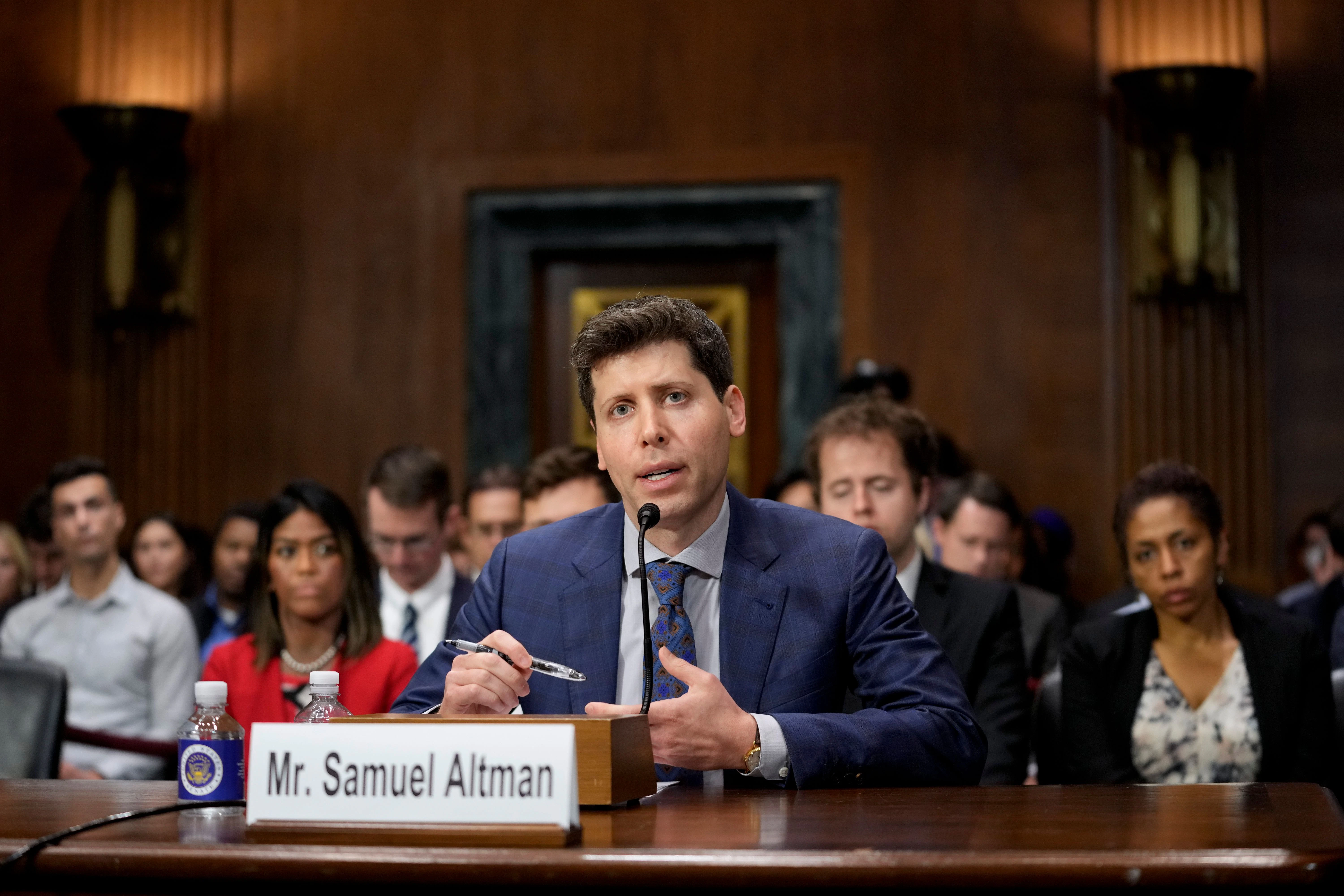 Sam Altman, Chef des ChatGPT-Erfinders OpenAI, spricht während einer Anhörung im US-Senat. Altman sieht das Risiko der Verbreitung von Falschinformationen mit Hilfe Künstlicher Intelligenz - und hat sich für eine strikte Regulierung ausgesprochen.