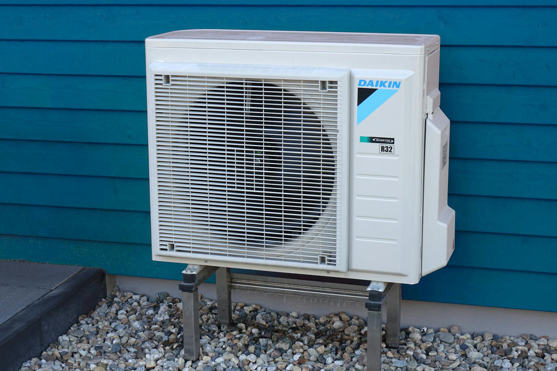 Eine Wärmepumpe vor einem Einfamilienhaus 