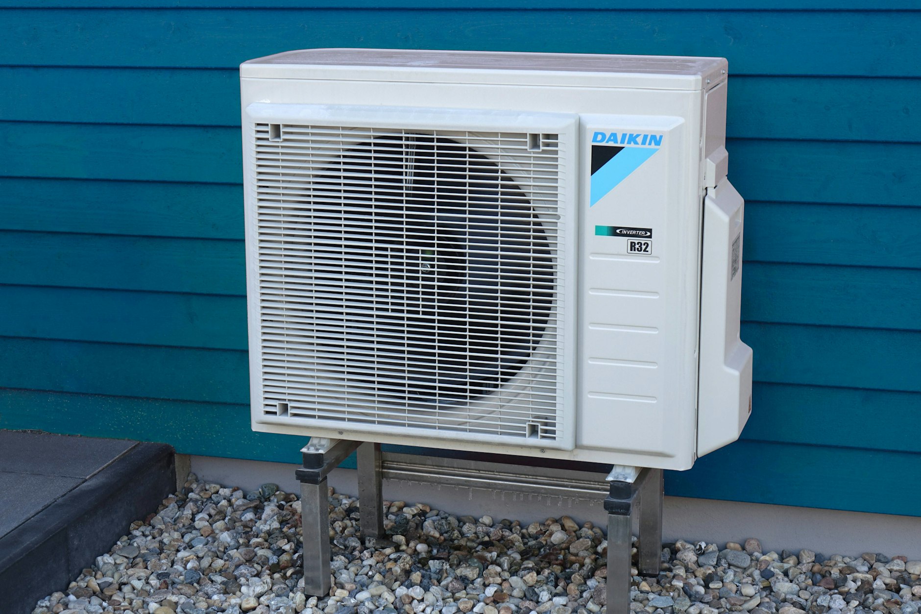 Eine Wärmepumpe vor einem Einfamilienhaus&nbsp;