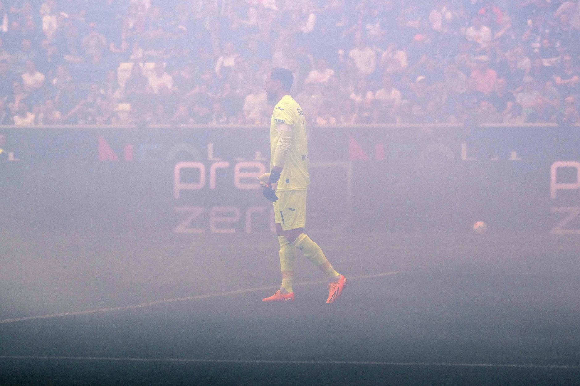 TSG-Torwart Oliver Baumann im Pyro-Nebel.