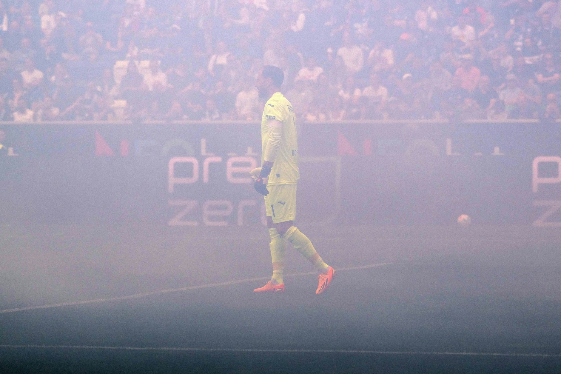 TSG-Torwart Oliver Baumann im Pyro-Nebel.