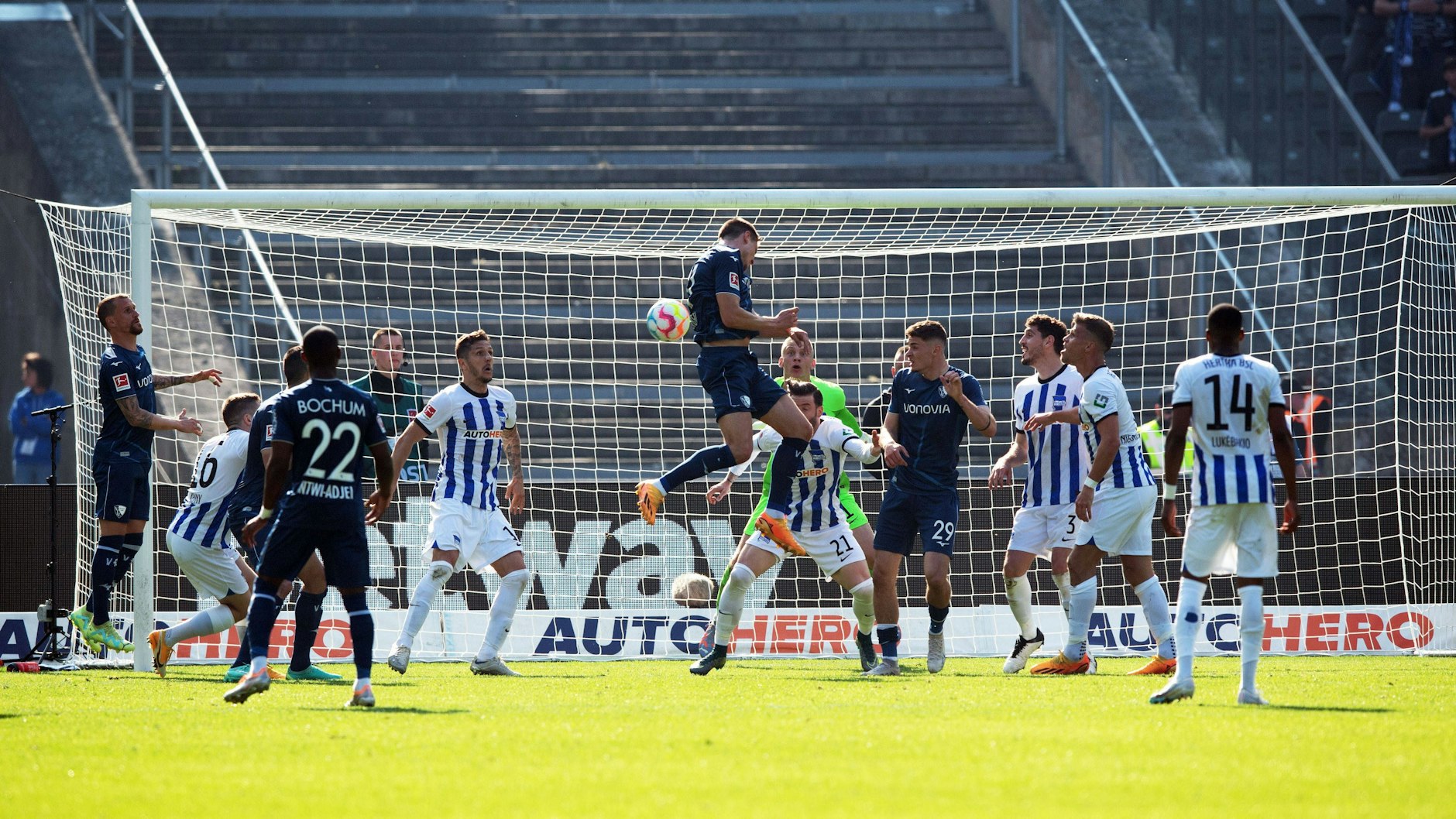 Keven Schlotterbeck köpft fast unbedrängt nach einer Ecke zum 1:1 für Bochum ein.