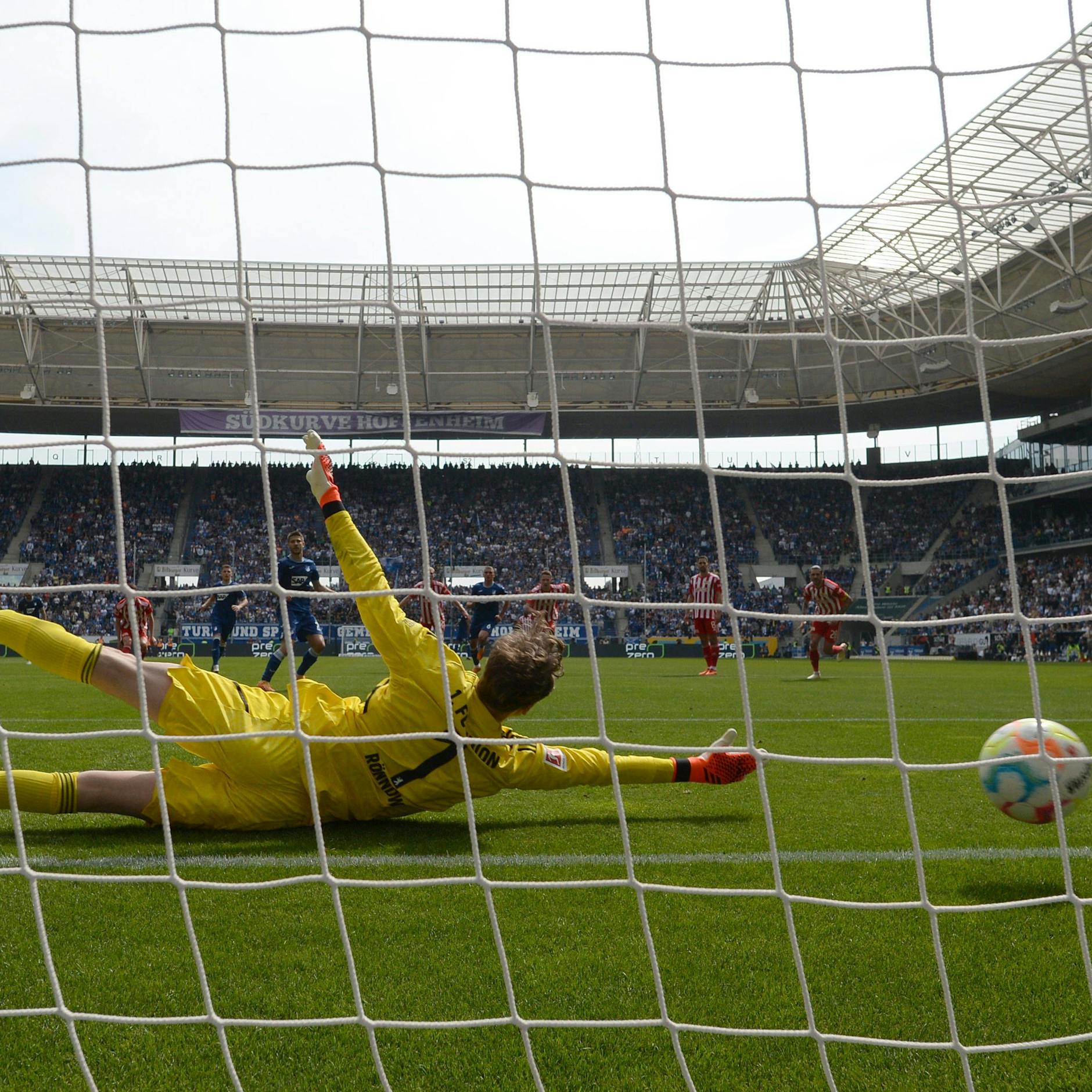 Vergeblich streckt sich Frederik Rönnow. Der Schlussmann des 1. FC Union kann den Strafstoß nicht parieren.
