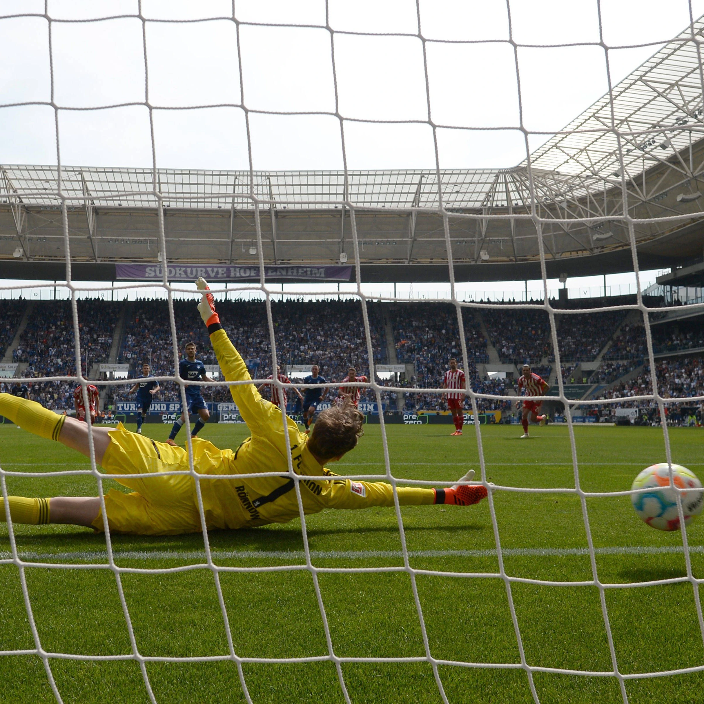 Vergeblich streckt sich Frederik Rönnow. Der Schlussmann des 1. FC Union kann den Strafstoß nicht parieren. 