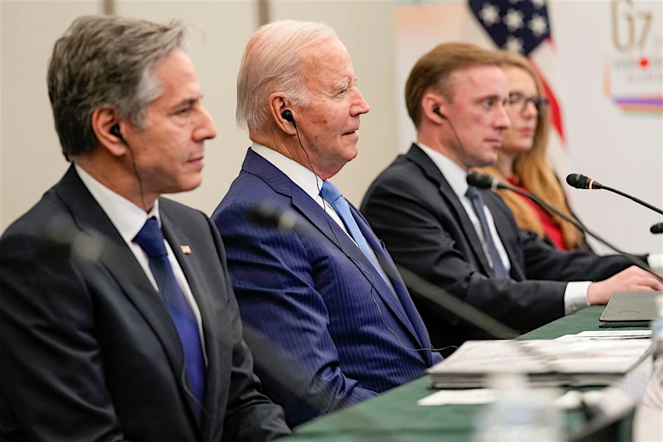 US-Außenminister Antony Blinken (l-r), US-Präsident Joe Biden und Sicherheitsberater Jake Sullivan während eines bilateralen Treffens mit Japans Premierminister Kishida in Hiroshima.  