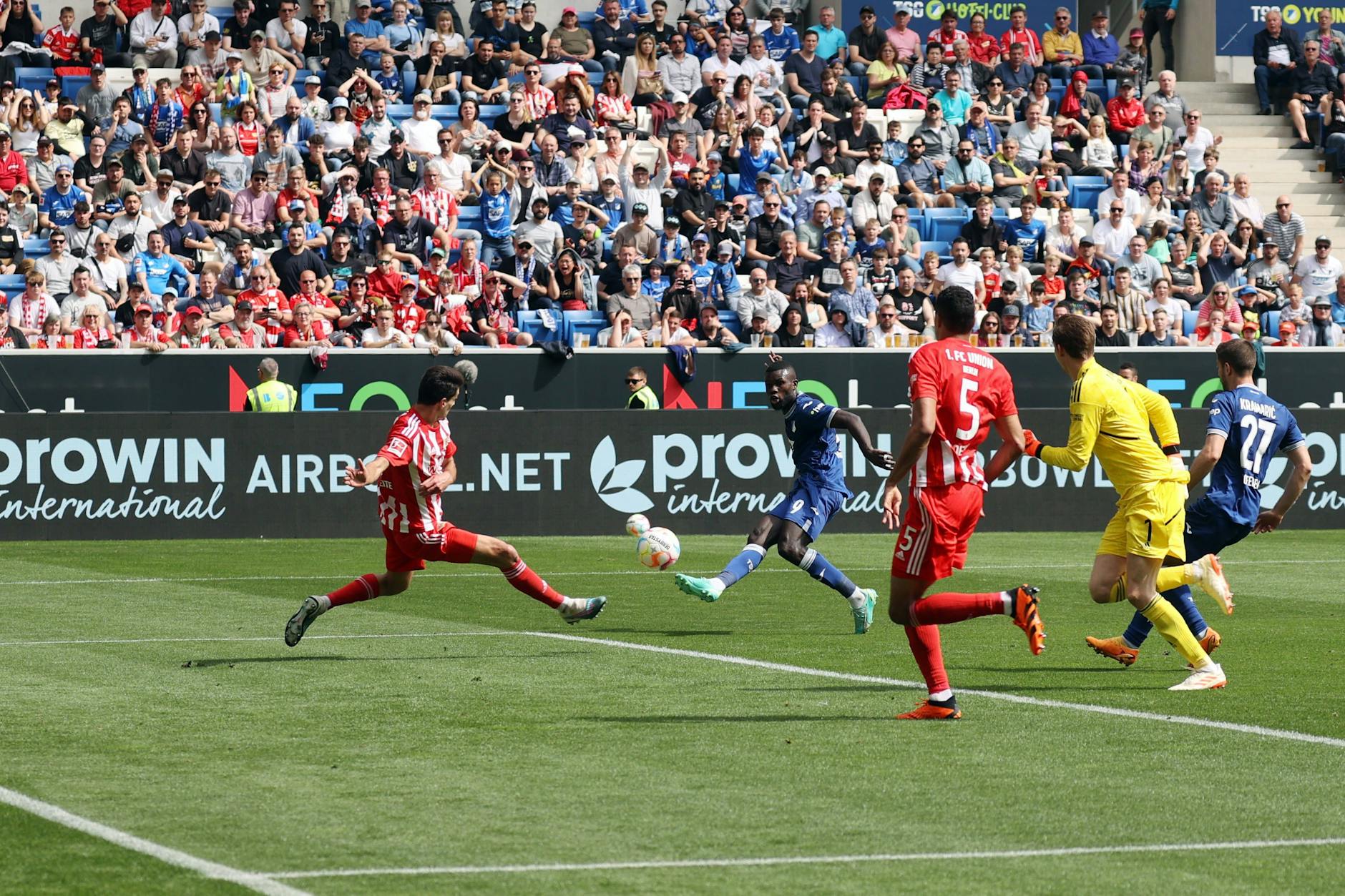 Leite will mit dem Kopf zu Rönnow zurückgeben, trifft den Ball aber nicht richtig. Bebou sagt Danke, umkurvt Rønnow und schiebt am Ende cool ein.