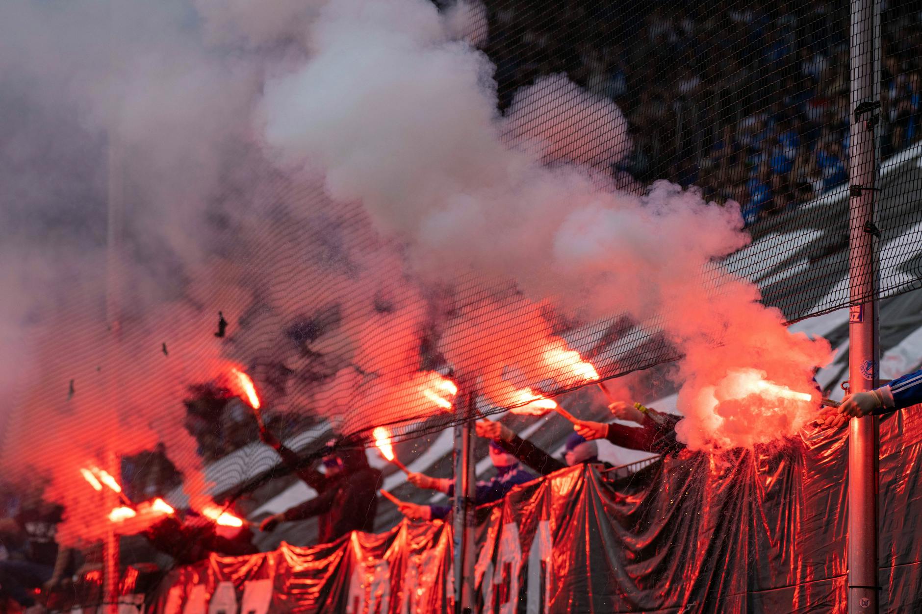Der Anstoß in der PreZero-Arena verzögert sich, weil Pyrotechnik in der Hoffenheimer Kurve gezündet wurde.