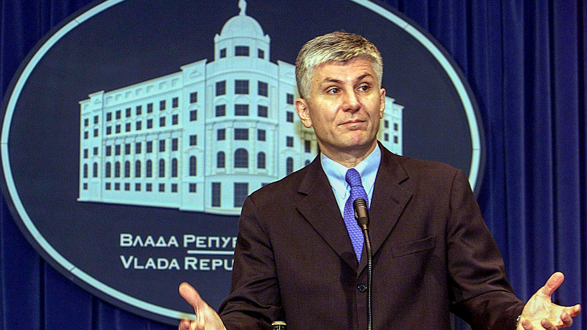 Serbiens Ministerpräsident Zoran Đinđić ließ Milosevic an Den Haag ausliefern. Er wurde bei einem Attentat ermordet.