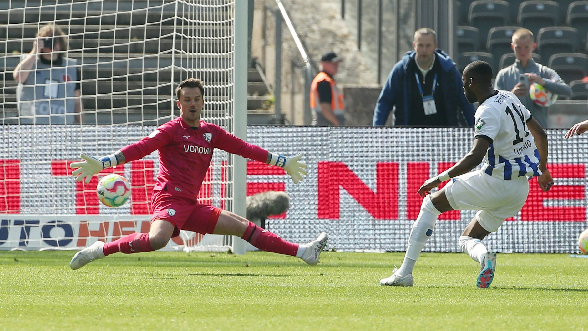 Dodi Lukebakio trifft in der 19.Minute für Hertha BSC.&nbsp; Doch das Tor wurde aberkannt.