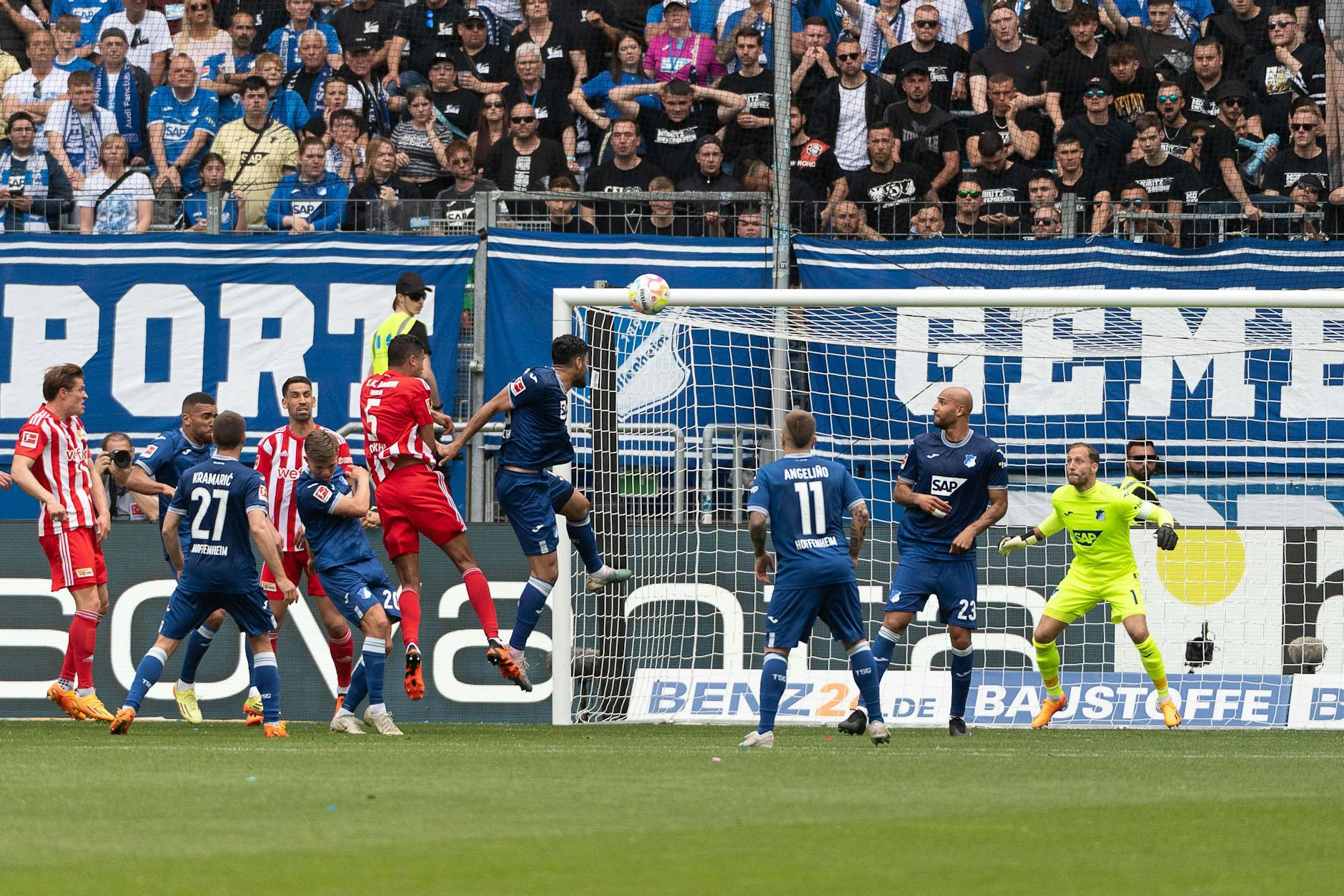 Kurz vor der Pause dann doch noch der Anschlusstreffer. Doekhi köpft eine Trimmel-Ecke zum 2:1 ein.