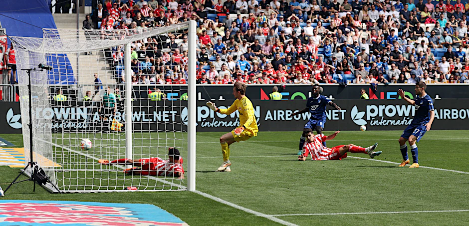 Der Anfang vom Ende: Hoffenheims Ihlas Bebou trifft zum 1:0 gegen den 1. FC Union.