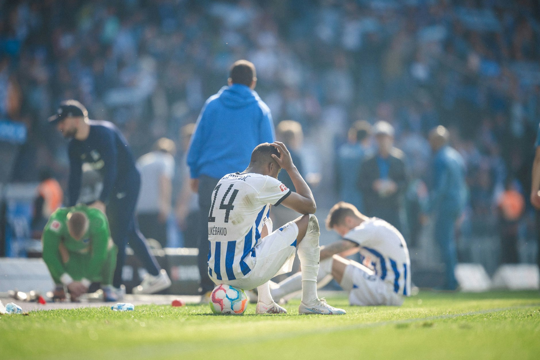 Enttäuschung nach dem Abpfiff: Die Spieler von Hertha BSC sitzen auf dem Rasen des Berliner Olympiastadions.