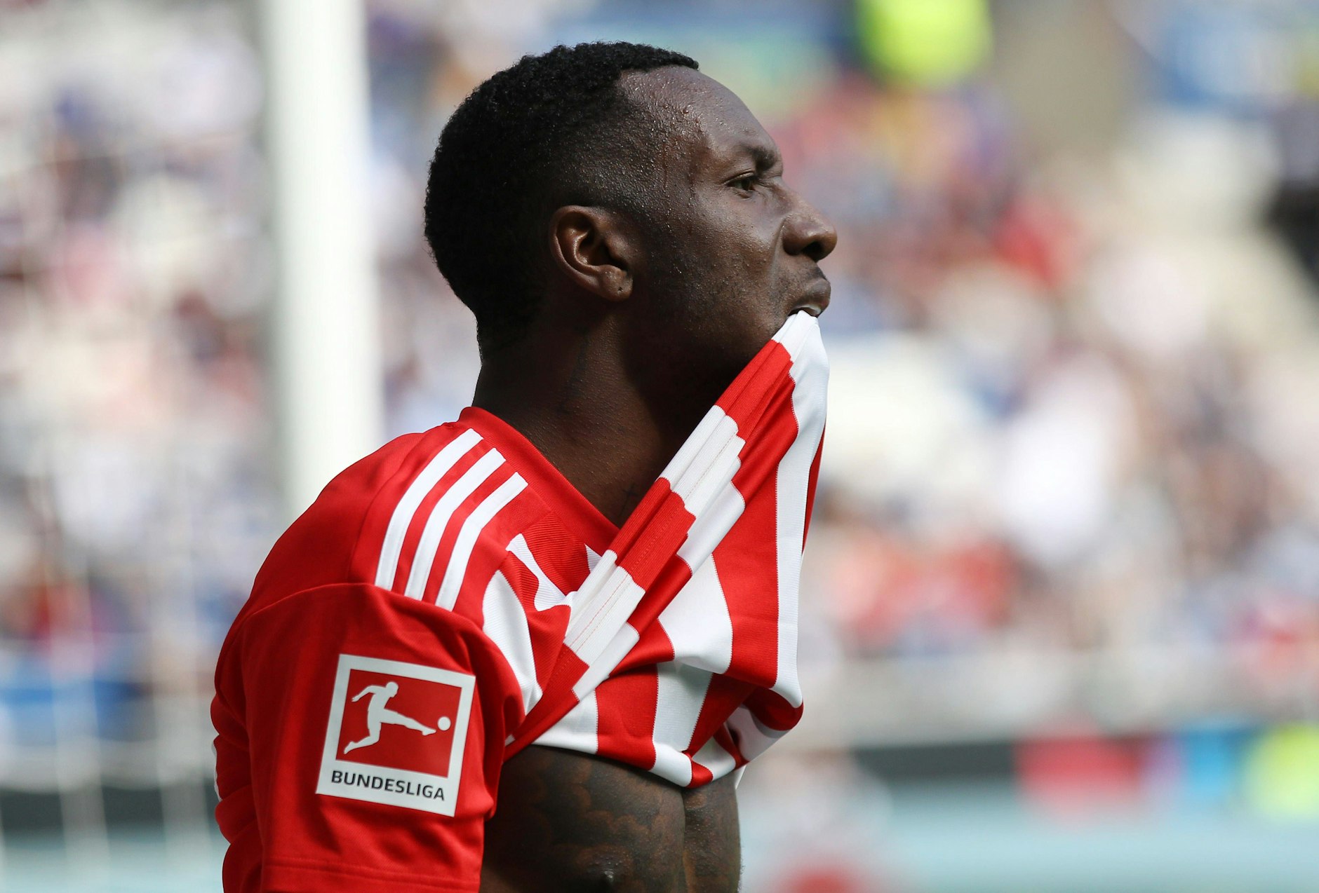 Becker verpasst die Riesenchance zum Ausgleich. Trimmel flankt von rechts, am Fünfer nimmt Becker das Leder per Drop-kick, das Zentimeter über den Balken streicht. Es bleibt beim 2:1.