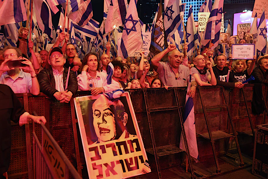 Demonstranten protestiere mit israelischen Flaggen und Transparenten in Tel Aviv.