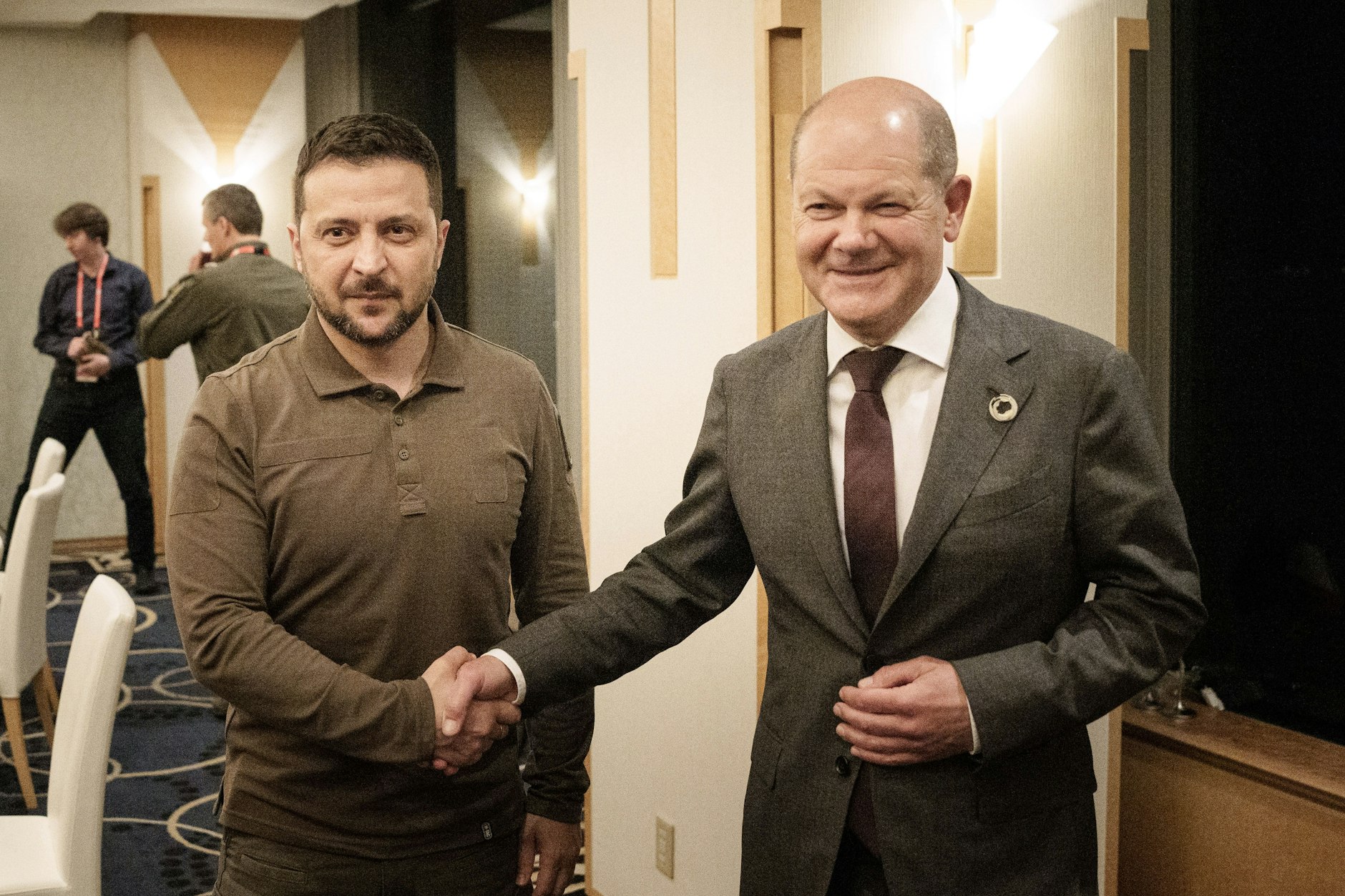 Hiroshima: Olaf Scholz verabschiedet sich von Wolodymyr Selenskyj im Prince-Hotel. 