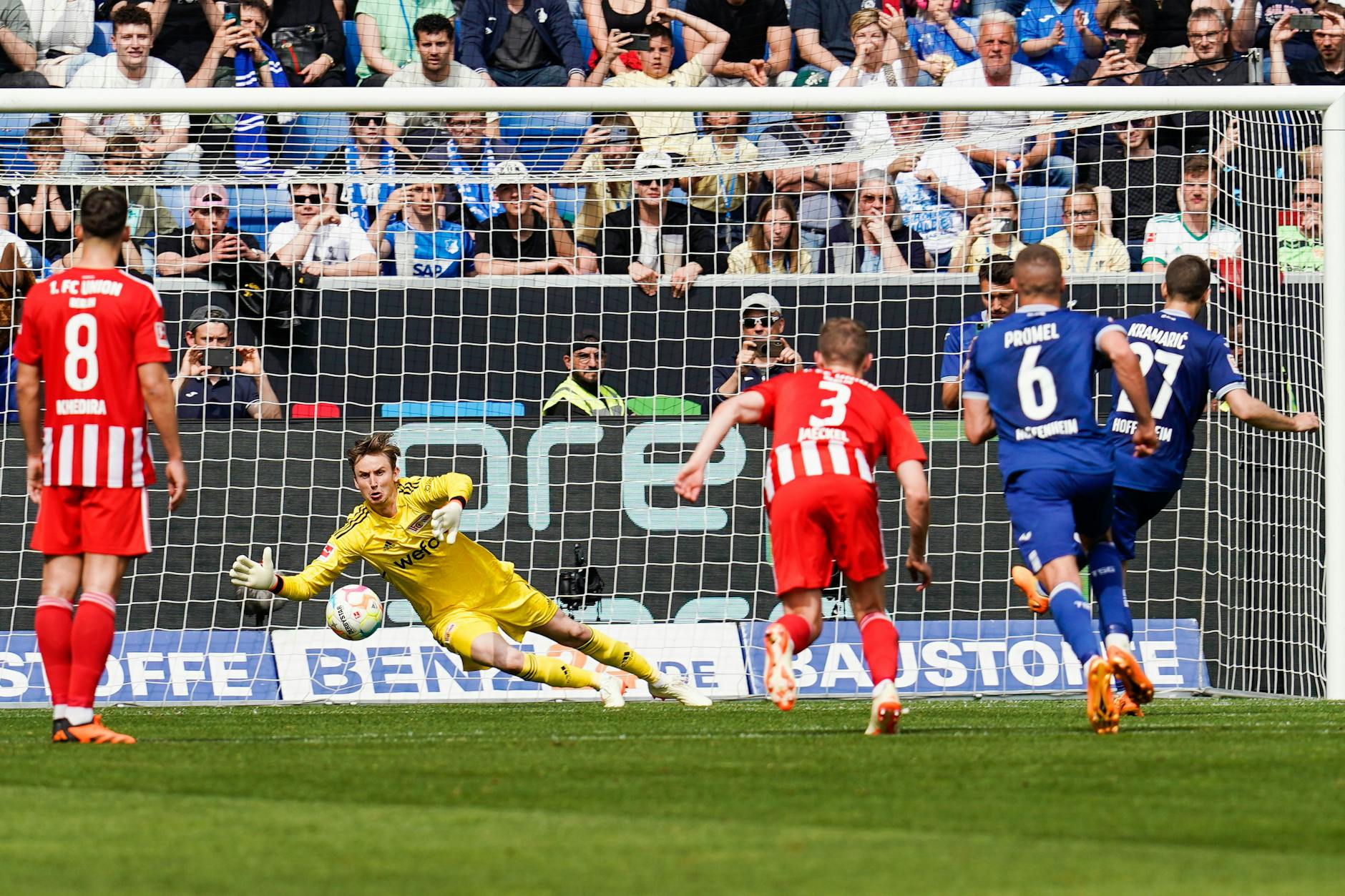 Nach Foul von Leite an Bebou schaltet sich der VAR ein. Den fälligen Elfmeter verwandelt Kramaric sicher zum 2:0.