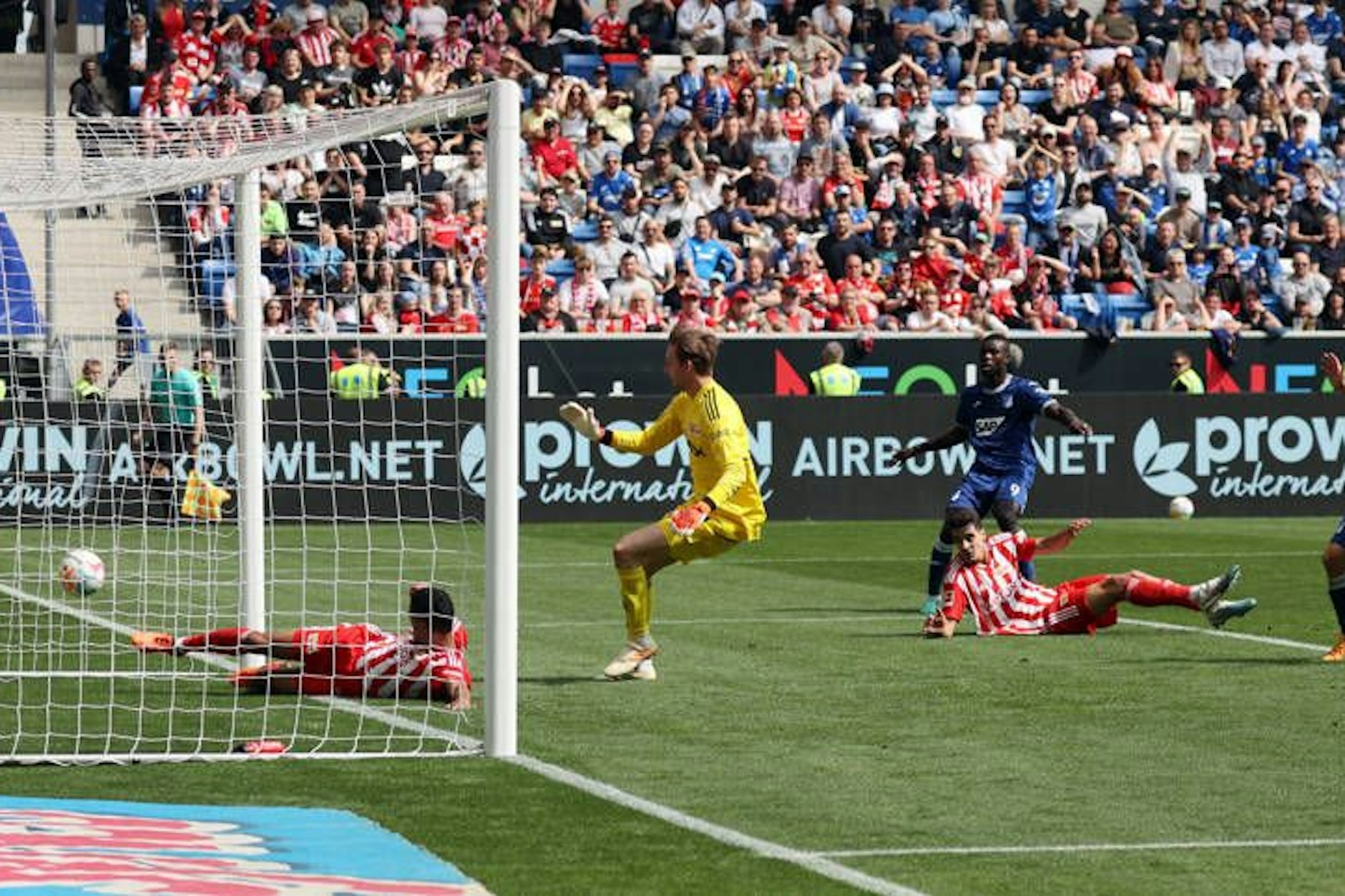 Hoffenheims Bebou erzielt nach dem Patzer von Leite das 1:0 für Hoffenheim.