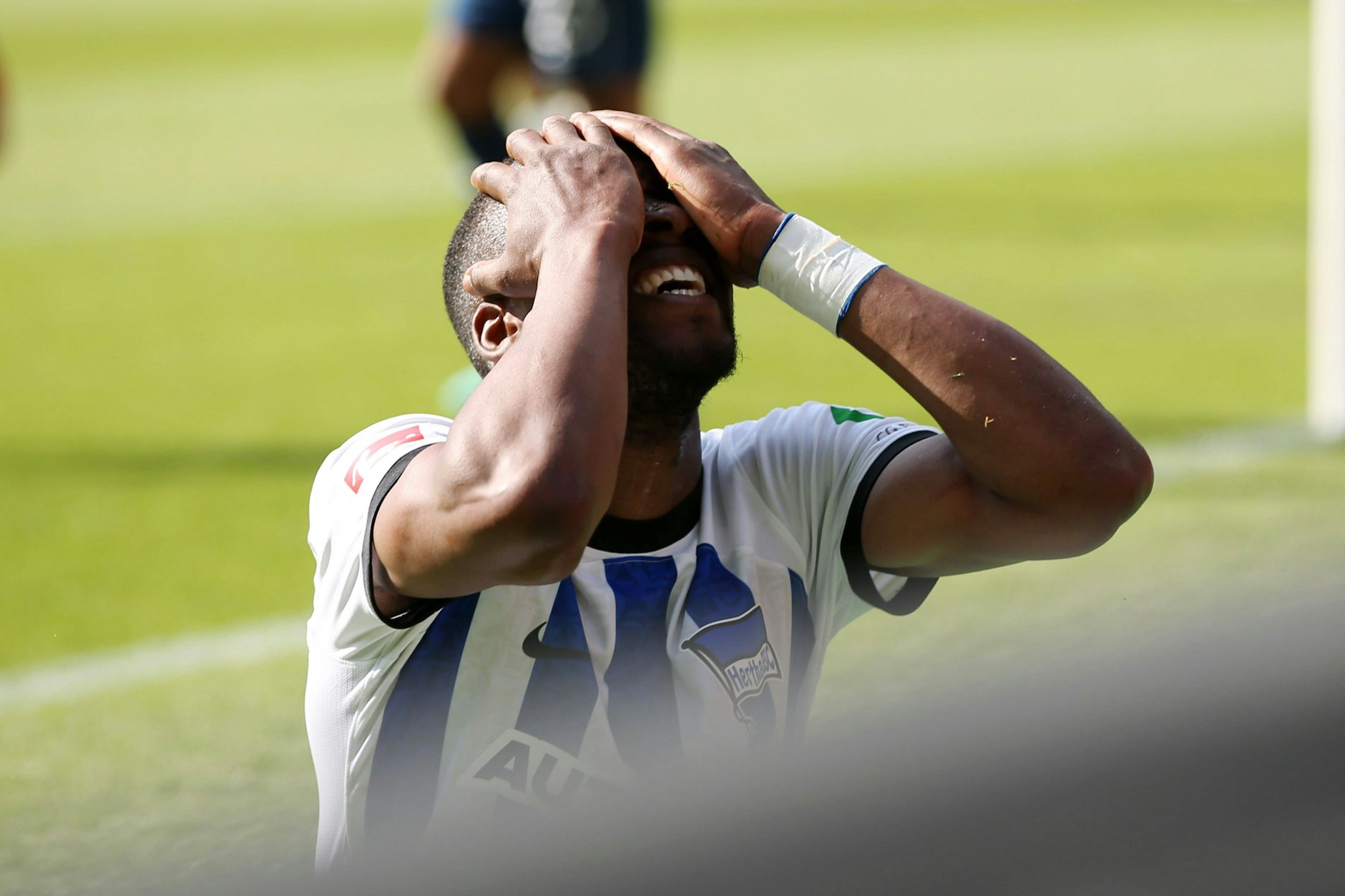 Dodi Lukebakio kann es nicht fassen. Hertha BSC ist nach dem 1:1 gegen den VfL Bochum abgestiegen.