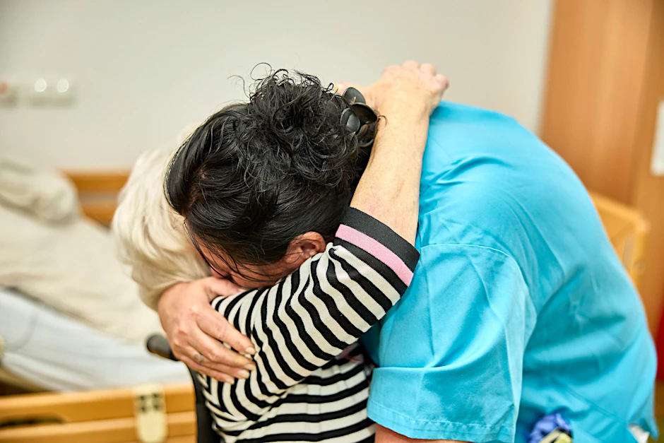 Eine Pflegekraft mit einer Bewohnerin eines Pflegeheims