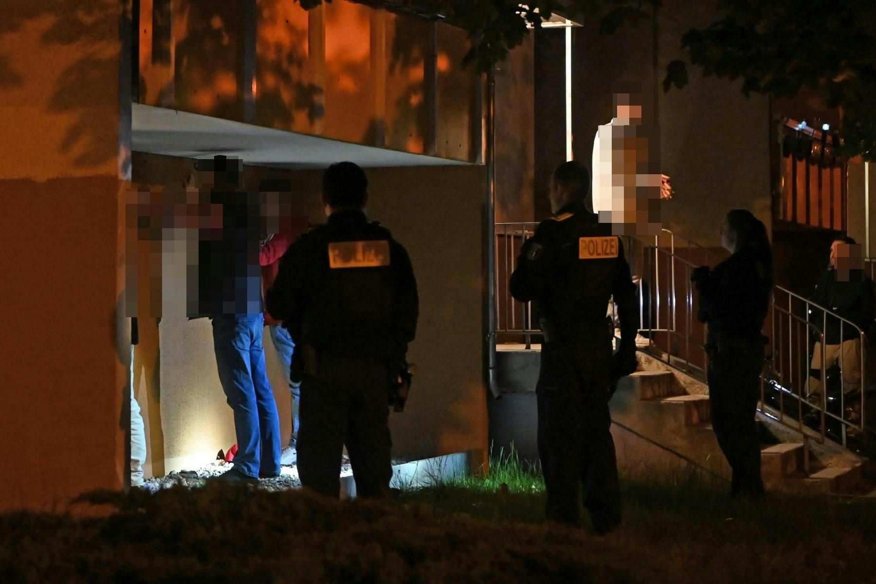 Beamte der Polizei sichern die Lage rund um den mutmaßlichen Tatort.