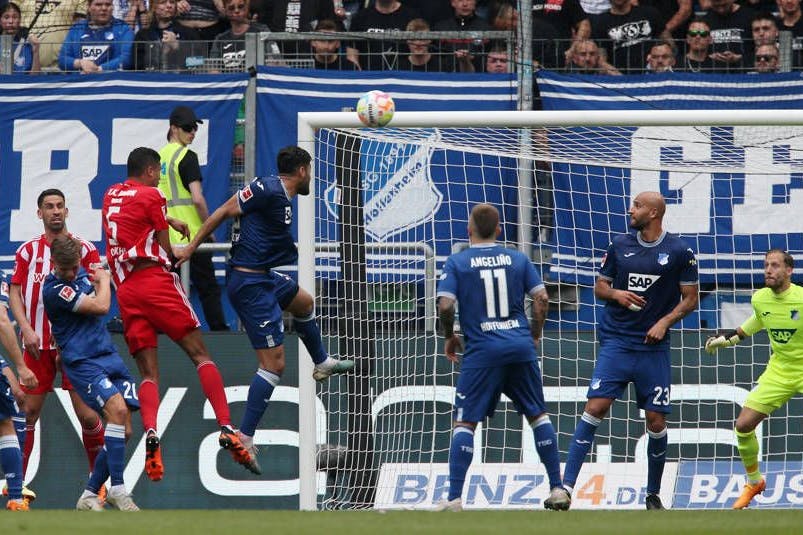 Doekhi (3. v. l.) erzielt per Kopf nach Eckball von Trimmel den Anschlusstreffer.