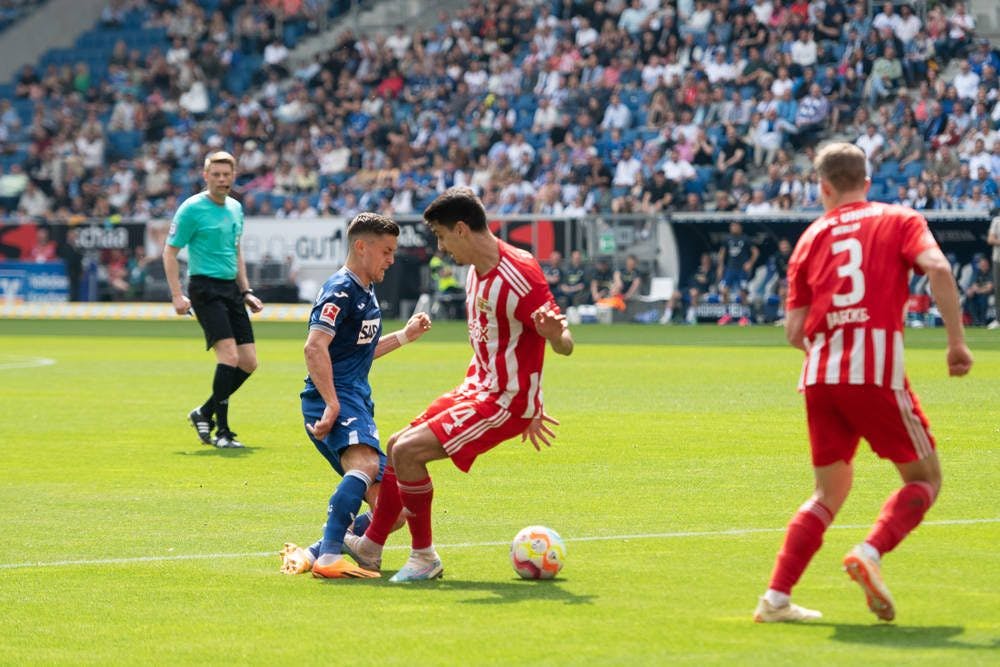 Unions Diogo Leite trifft Christoph Baumgartner am Schienbein, was einen Elfmeter zur Folge hat.