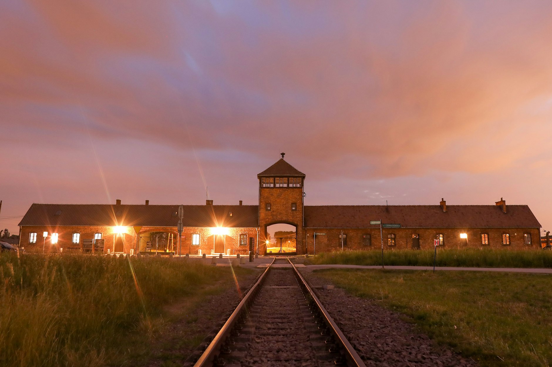 Blick auf das Tor zum früheren Vernichtungslager Auschwitz-Birkenau