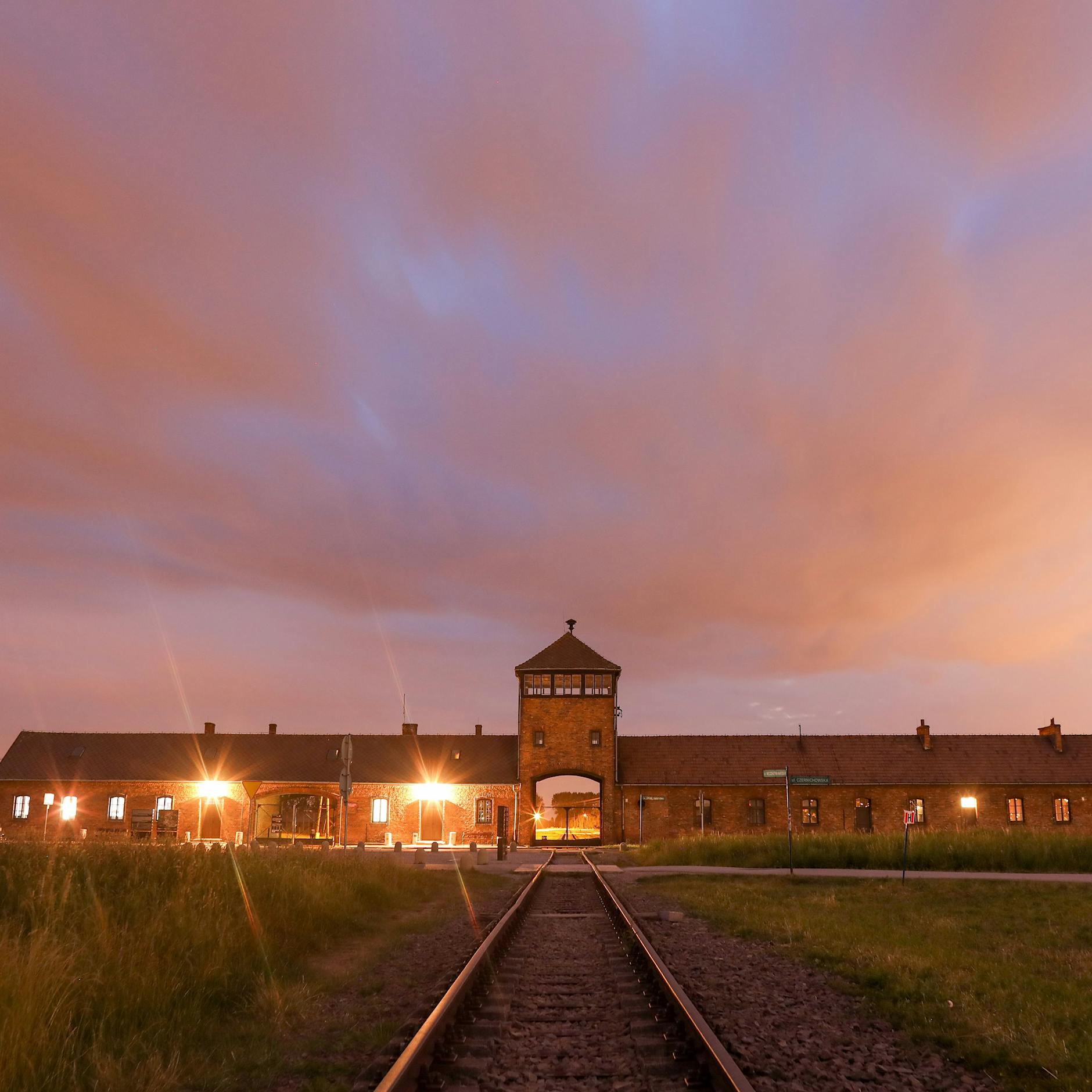 Skandal um Stand am KZ – Eismann steht direkt vor Auschwitz