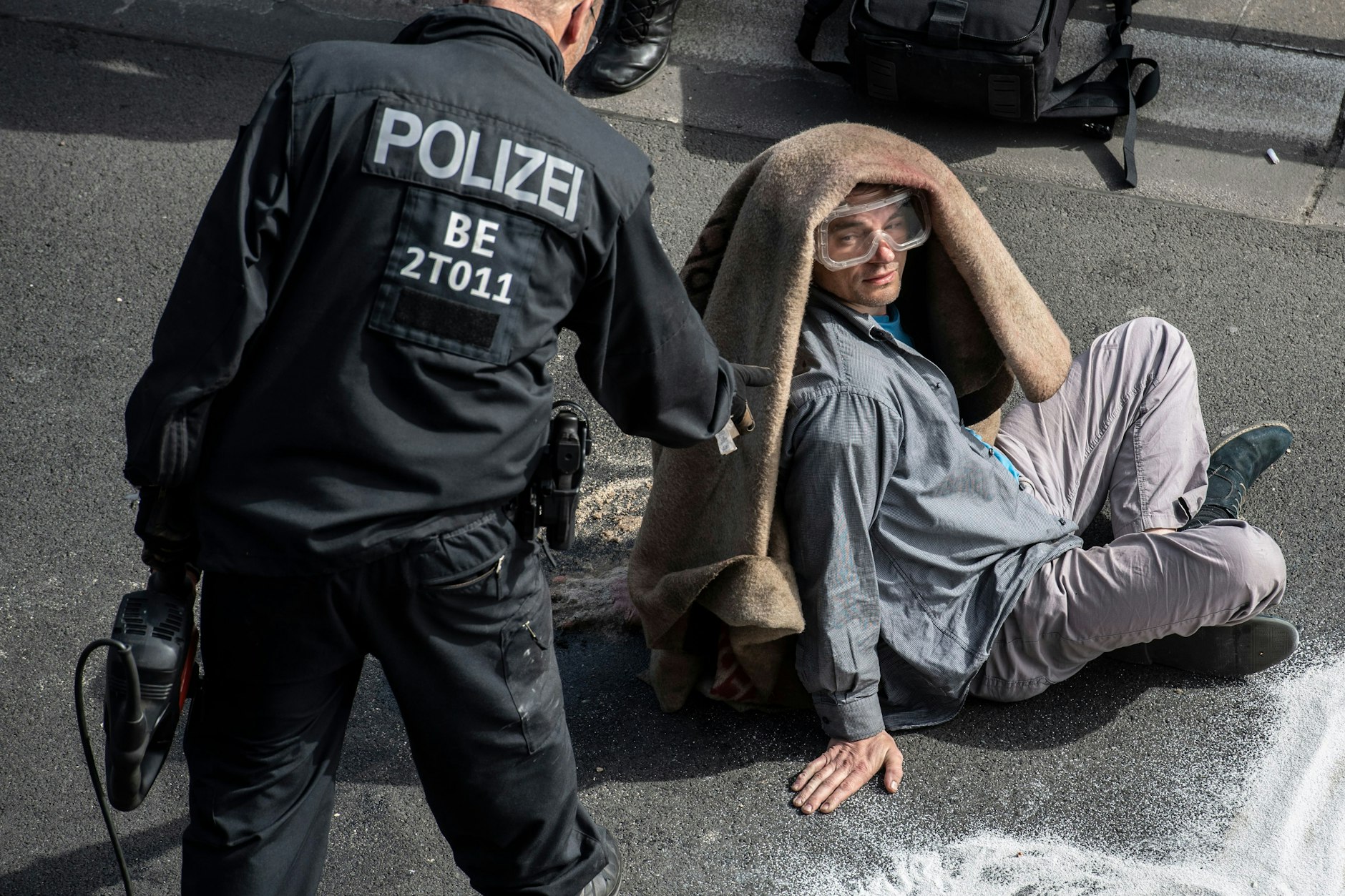 Bei einer Blockade der Letzten Generation auf der Stadtautobahn unweit des Kurfürstendamms wird ein Aktivist von der Straße gelöst.