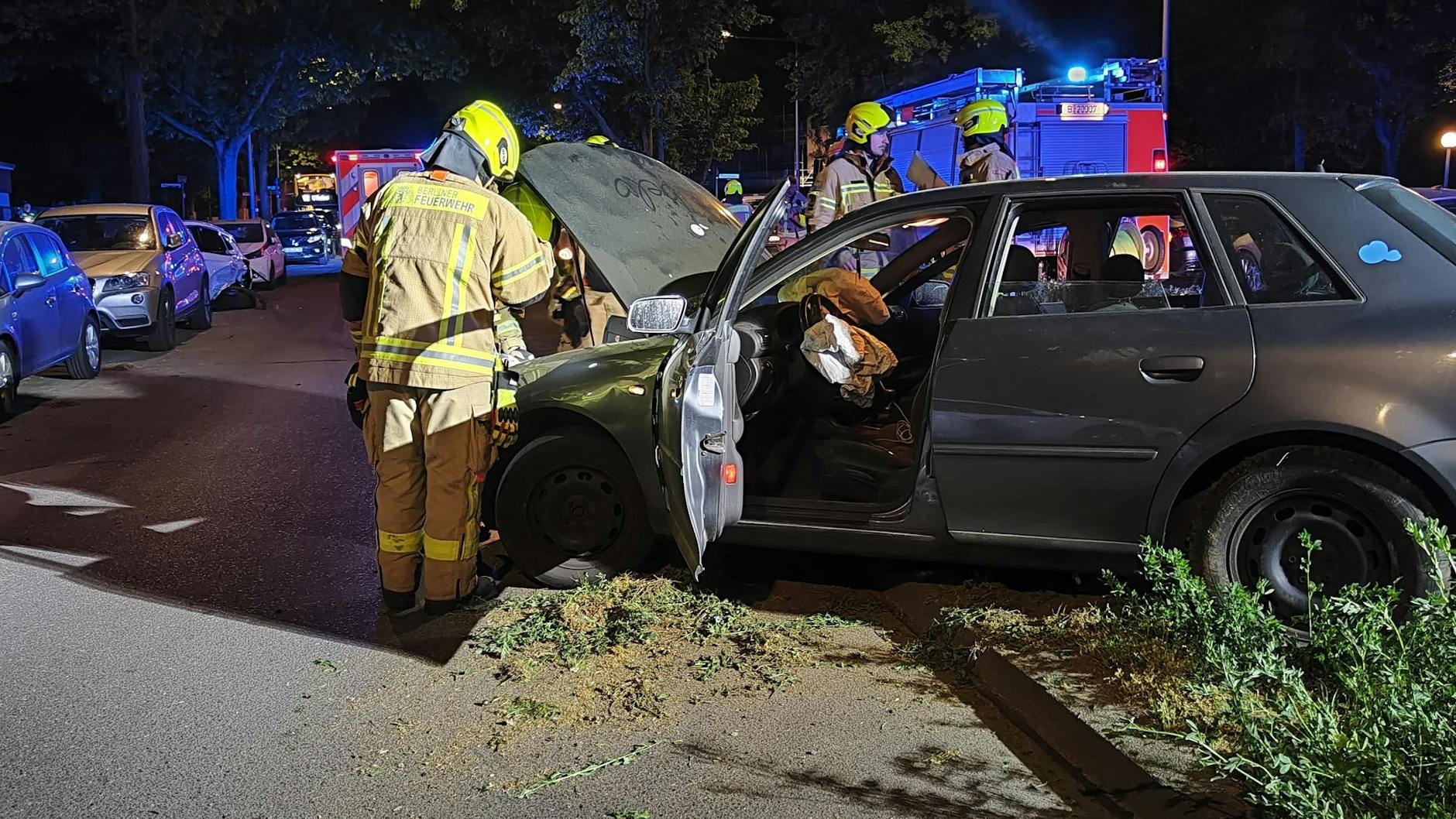 Der Schrott-Audi crashte in mehrere geparkte Autos.