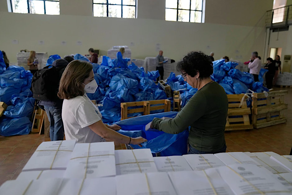 Arbeiter verpacken in einem Lager der Region Attika Stimmzettel in Säcke, die an die Wahllokale der Gemeinden geliefert werden. 