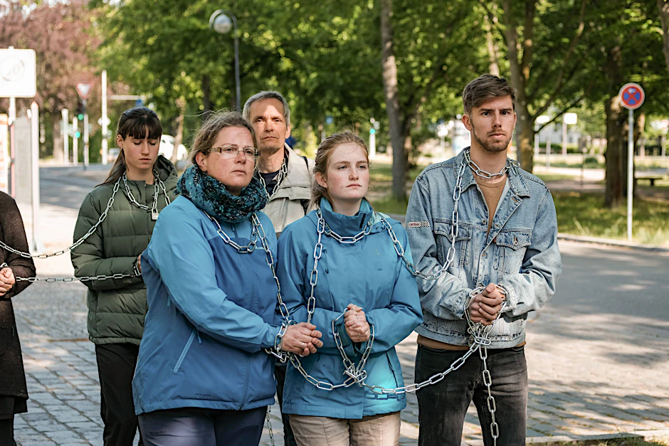 Die Letzte Generation demonstriert am 19. Mai in Neuruppin gegen ihre Kriminalisierung.