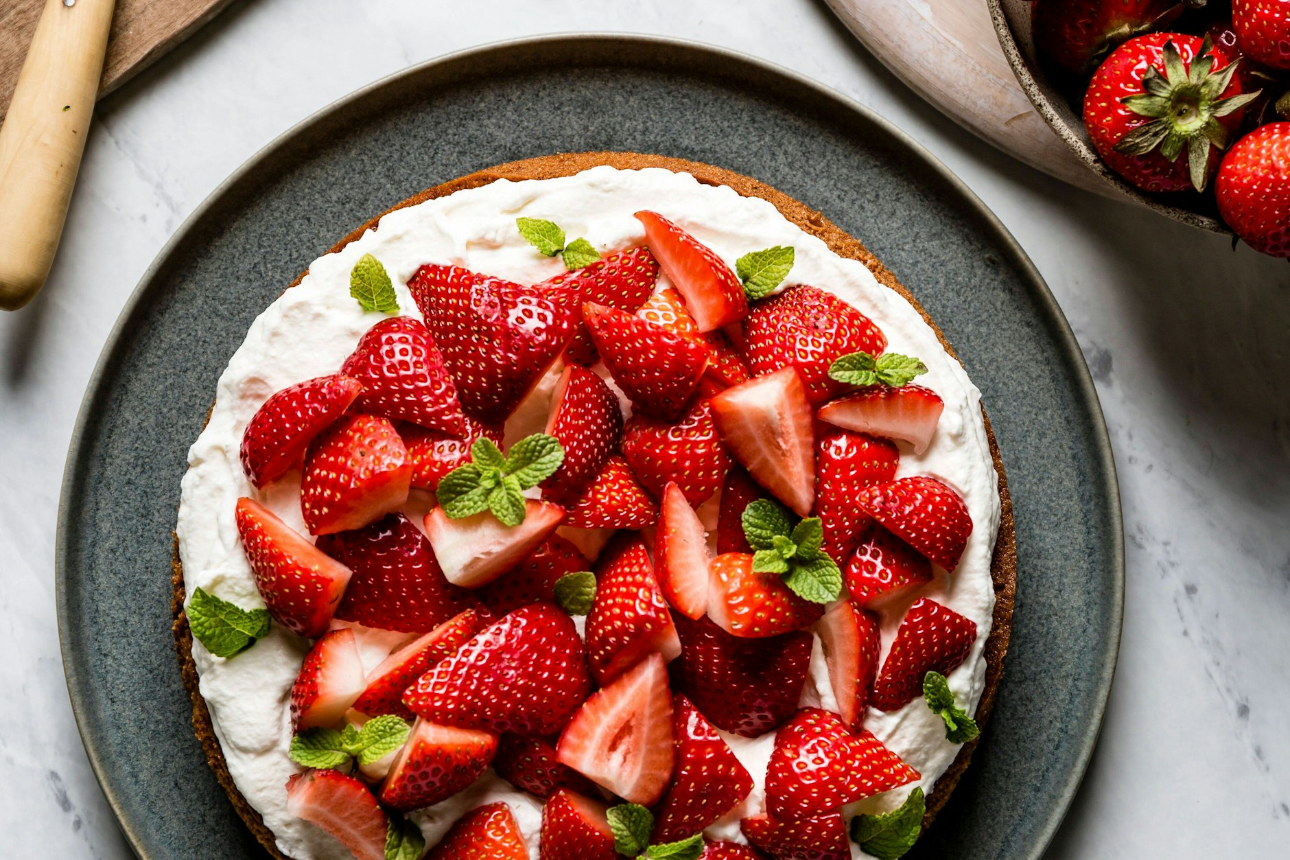 Der köstliche Erdbeerkuchen wird ihre Gäste begeistern.